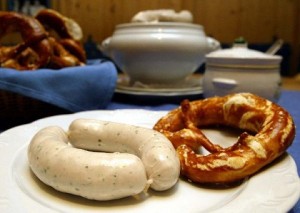 The picture shows two Bavarian veal sausages and a pretzel on a plate in a traditional inn in Munich, Germany, 20 January 2004. The city of Munich supports its butchers and innkeepers, who fight for the producer rights of the famous 'Weisswurst' (Bavarian veal sausage), by joining the 'Association for the Protection of Munich's Weisswurst'. Photo: Matthias Schrader Keywords: Business, Economy_Business_and_Finance, nutrition, nutrition, nutrition, gastronomy, Restaurants_and_Catering, food