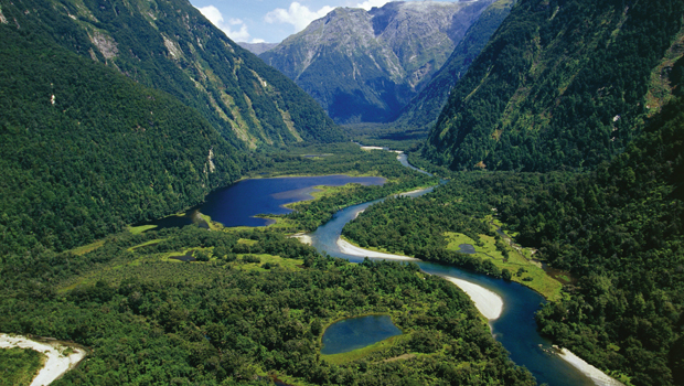 UNSPECIFIED - CIRCA 2004: New Zealand, South Island, Te Wahipounamu, Fiordland National Park, Milford Track, river Arthur. (Photo By DEA / C. DANI I. JESKE/De Agostini/Getty Images)