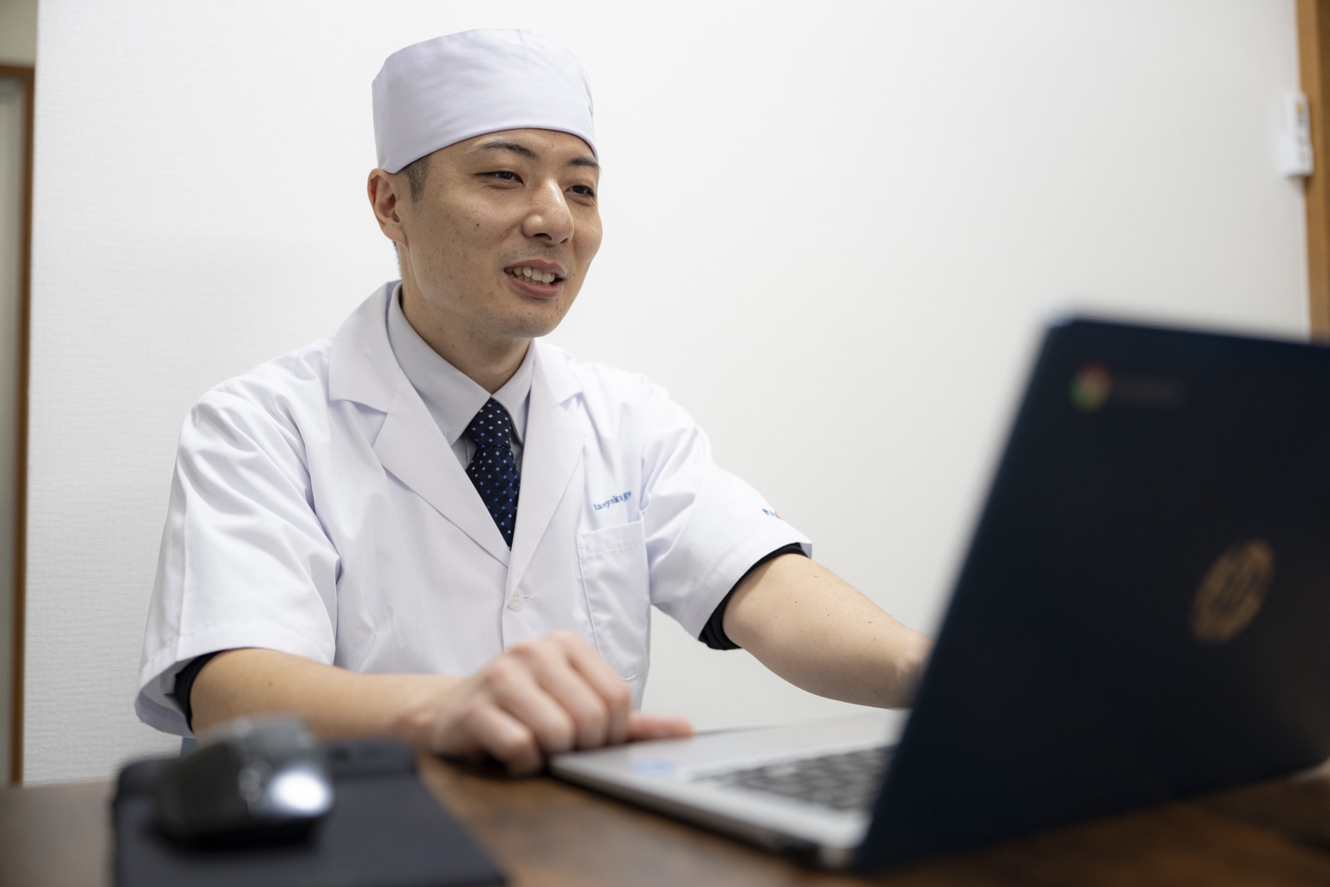 講師がオンライン面談で生徒をサポートする様子