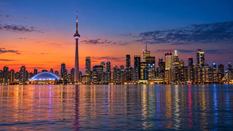 夕暮れのオンタリオ湖越しに見る、CNタワーとトロントの高層ビル街